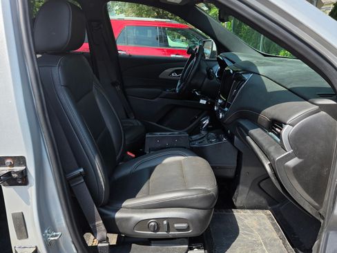 Used 2022 Chevrolet Traverse LT FWD image 12