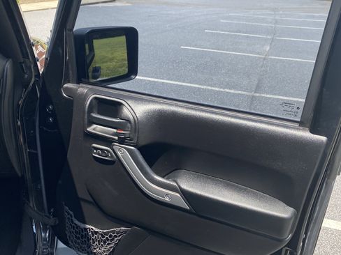 Used 2015 Jeep Wrangler Unlimited Sahara image 18