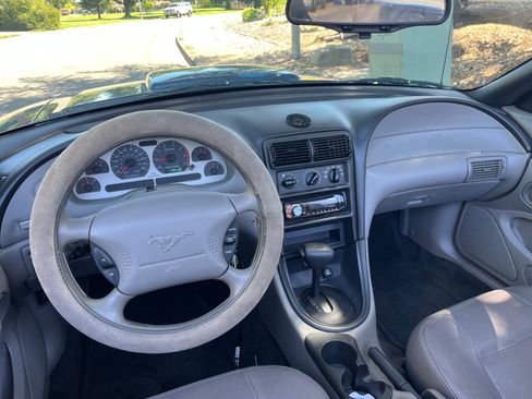 Used 2000 Ford Mustang Convertible RWD image 10