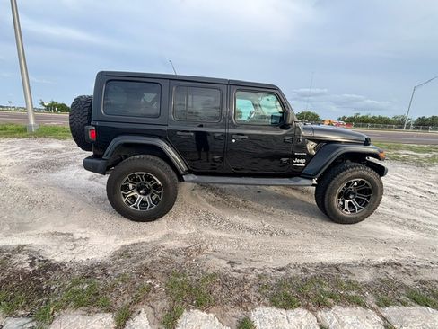 Used 2019 Jeep Wrangler Unlimited Sahara AWD/4WD image 5