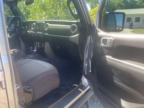 Used 2019 Jeep Wrangler Unlimited Sahara image 10