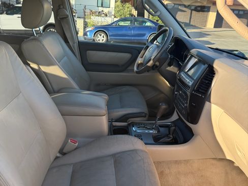 Used 2004 Toyota Land Cruiser Sport Utility 4D image 8