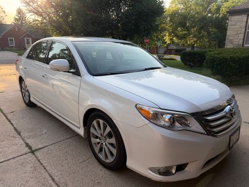Used 2012 Toyota Avalon Limited FWD image 1
