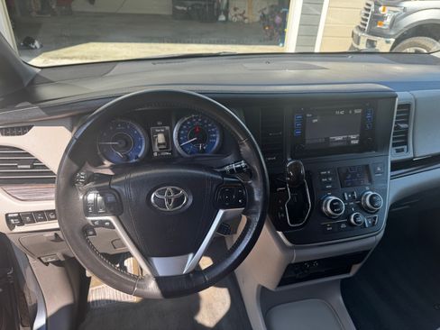 Used 2016 Toyota Sienna XLE Premium image 6