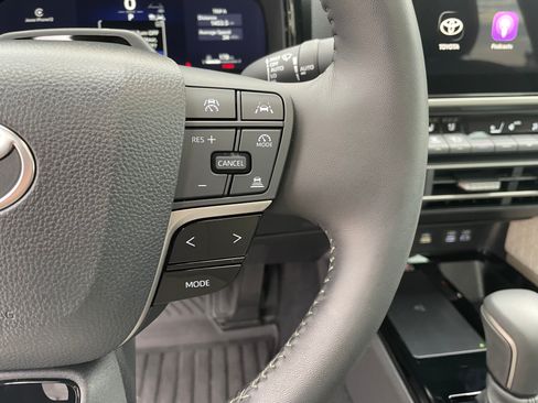 Used 2025 Toyota Camry XLE image 14