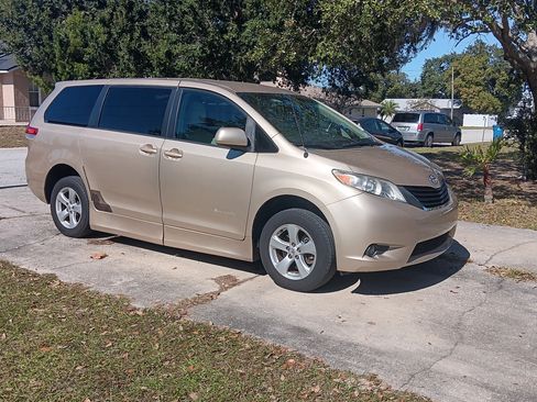 Used 2011 Toyota Sienna LE image 2
