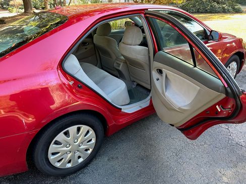 Used 2010 Toyota Camry LE image 12