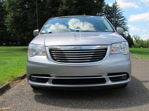 Used 2016 Chrysler Town & Country Touring FWD image 13