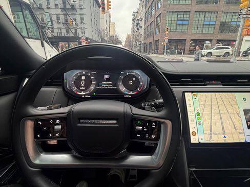 Used 2025 Land Rover Range Rover SE image 11