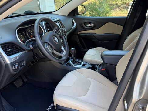 Used 2016 Jeep Cherokee Sport image 11