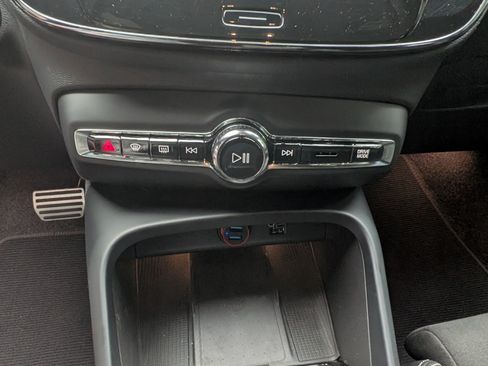 Used 2022 Volvo XC40 T5 R-Design image 11