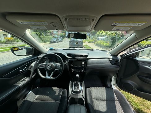 Used 2017 Nissan Rogue SV image 8