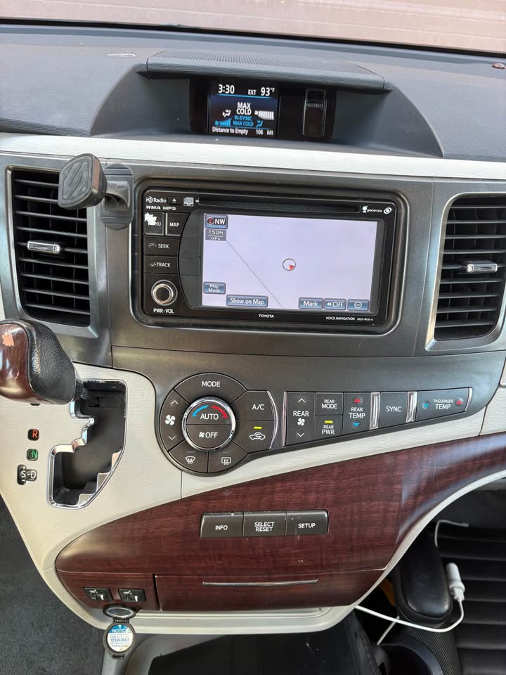Used 2013 Toyota Sienna XLE FWD image 9