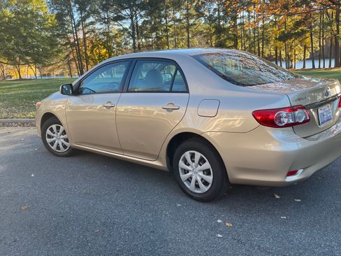 Used 2011 Toyota Corolla LE image 2