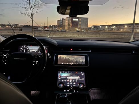 Used 2018 Land Rover Range Rover Velar S image 9