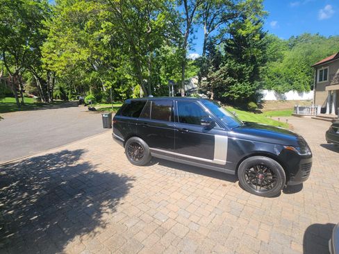 Used 2020 Land Rover Range Rover HSE image 1