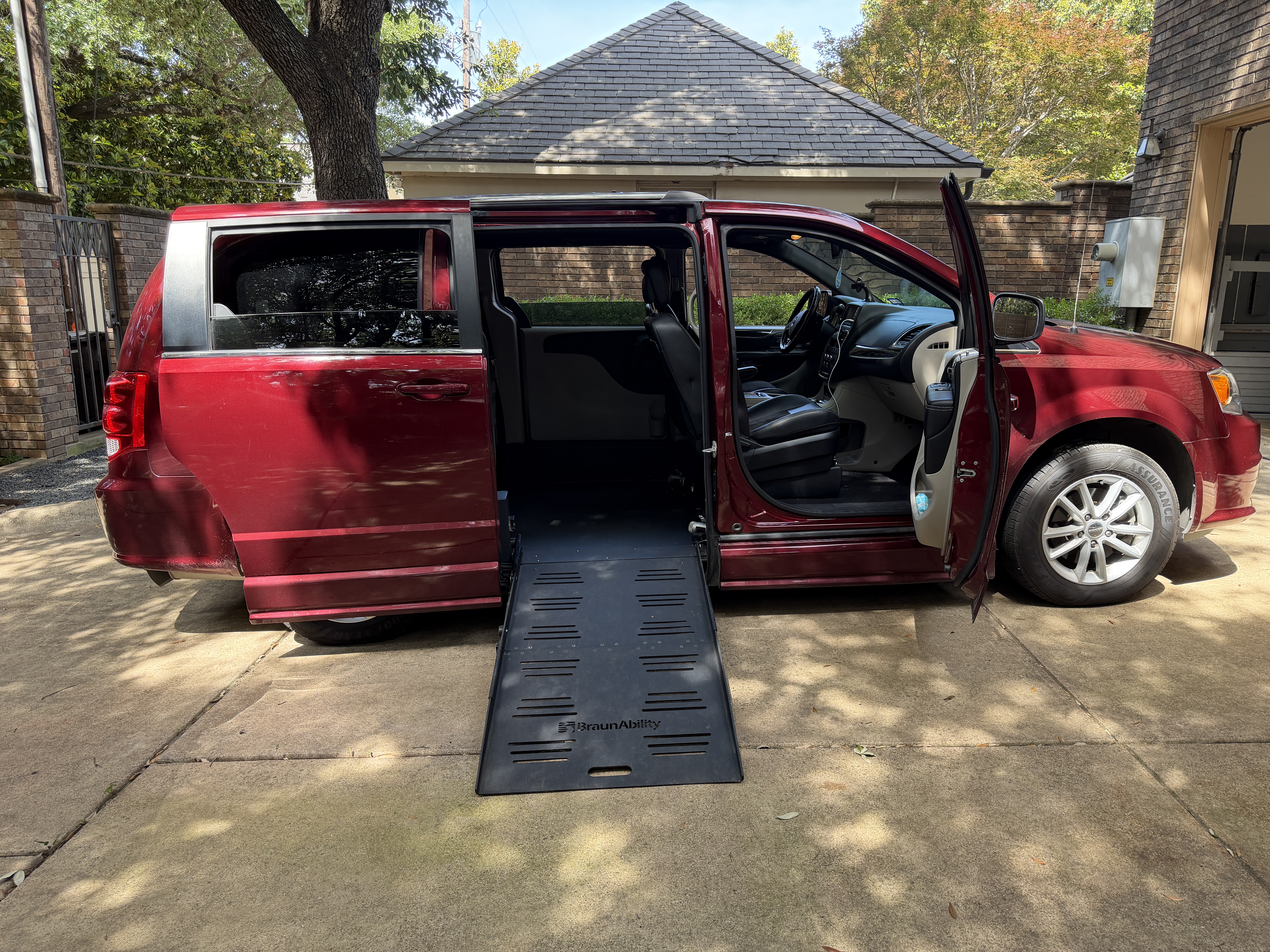 Used 2020 Dodge Grand Caravan SXT FWD image 1