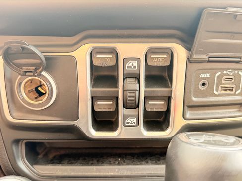Used 2018 Jeep Wrangler Unlimited Sahara AWD/4WD image 14