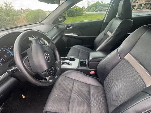 Used 2014 Toyota Camry SE w/ Moonroof Package image 4