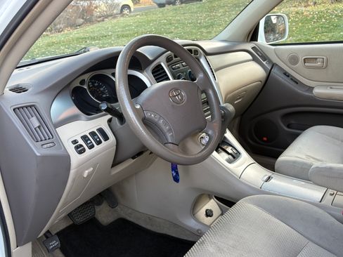 Used 2005 Toyota Highlander 2WD V6 w/ 3rd Row image 14
