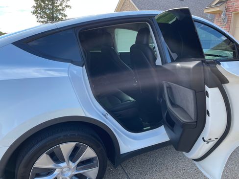 Used 2022 Tesla Model Y Long Range image 12