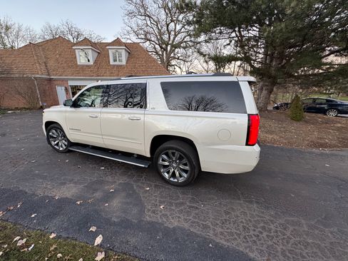 Used 2015 Chevrolet Suburban LTZ image 2