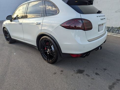 Used 2011 Porsche Cayenne Turbo image 10