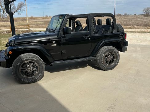 Used 2016 Jeep Wrangler Sahara image 8