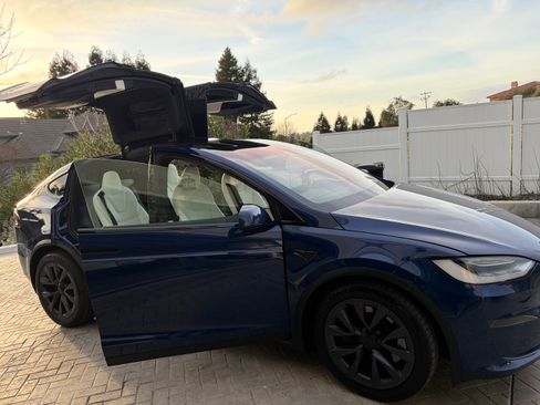 Used 2022 Tesla Model X image 17