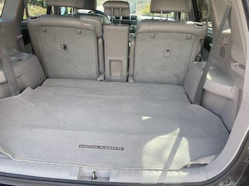 Used 2012 Toyota Highlander SE w/ Tow Pkg image 11