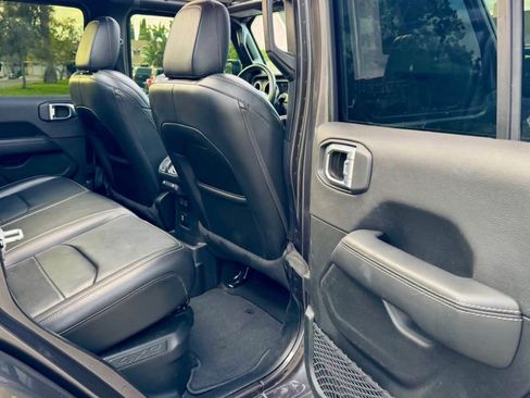 Used 2018 Jeep Wrangler Unlimited Sahara AWD/4WD image 8