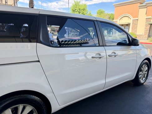Used 2016 Kia Sedona L FWD image 4