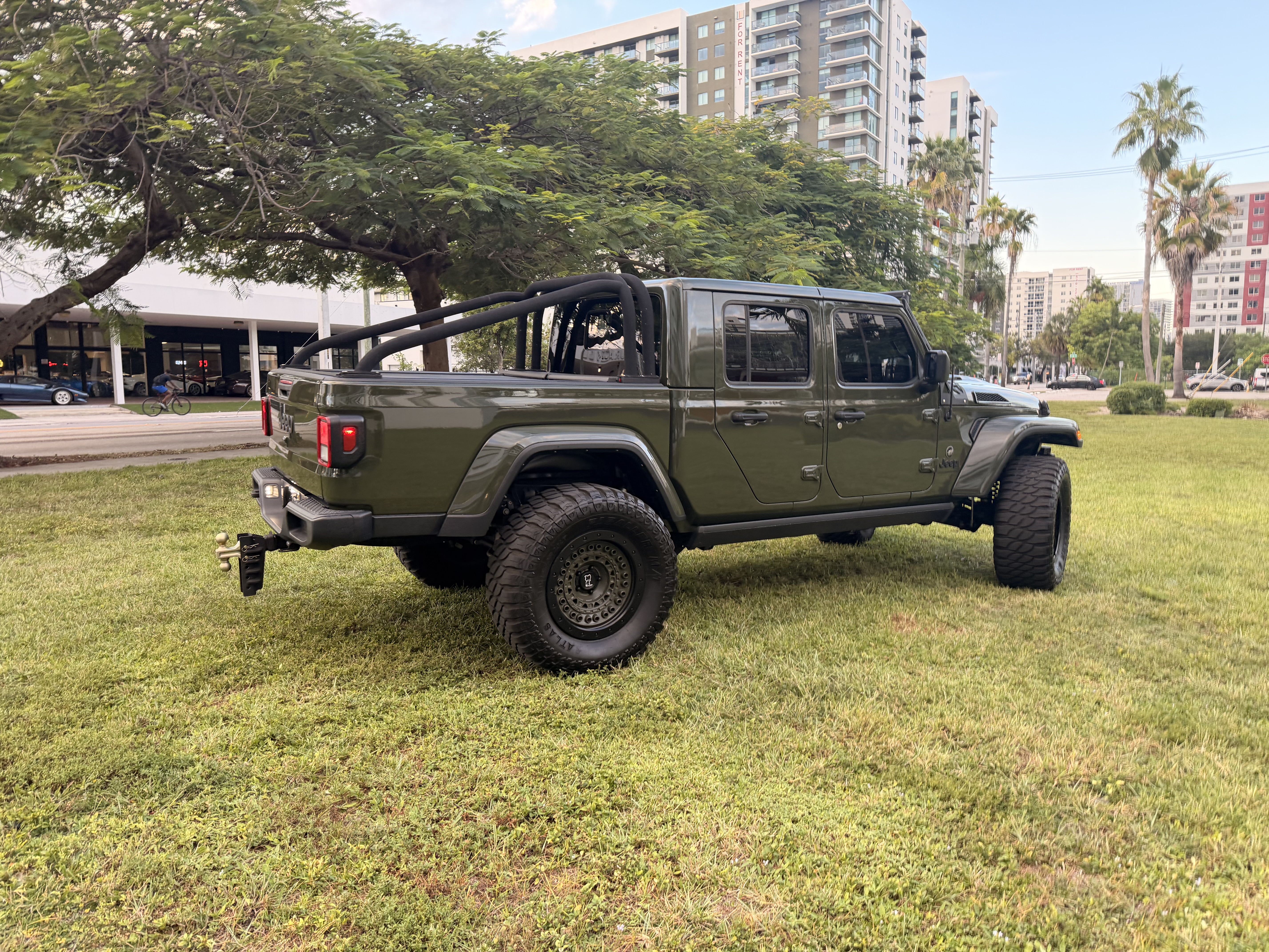 Used 2023 Jeep Gladiator Sport AWD/4WD image 25