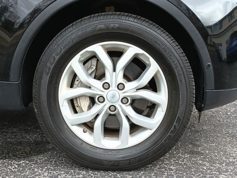 Used 2020 Land Rover Discovery SE image 14