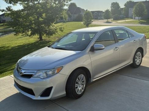 Used 2012 Toyota Camry LE FWD image 2