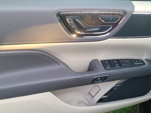 Used 2017 Lincoln Continental Select w/ Climate Package image 9