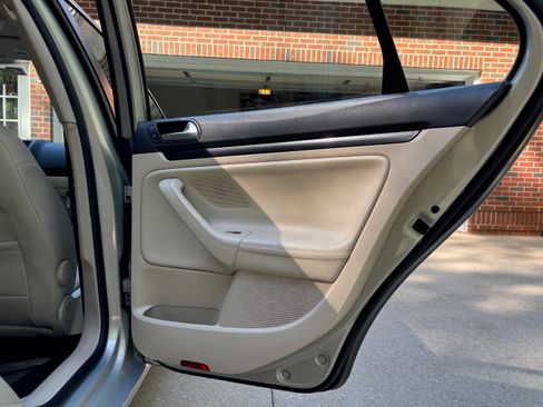 Used 2010 Volkswagen Jetta TDI image 16