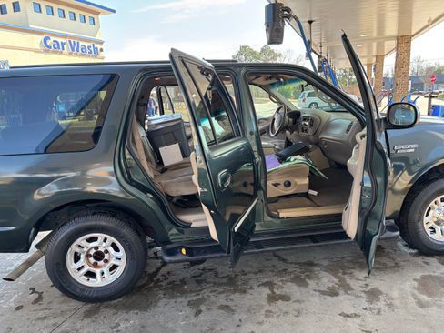 Used 2001 Ford Expedition XLT image 11