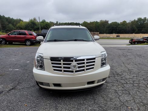 Used 2010 Cadillac Escalade Luxury image 2