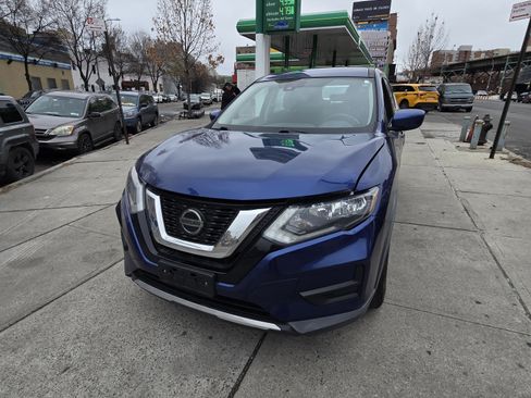 Used 2019 Nissan Rogue S image 2