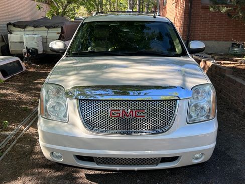 Used 2011 GMC Yukon Denali AWD/4WD image 4
