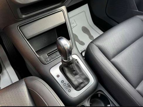 Used 2012 Volkswagen Tiguan SE image 9