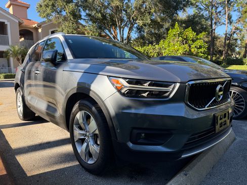 Used 2019 Volvo XC40 T4 Momentum image 5