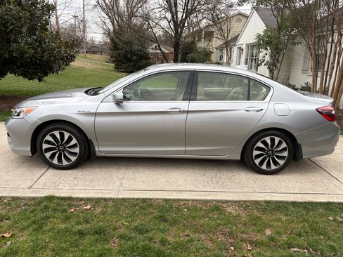 Used 2017 Honda Accord Hybrid Sedan image 2