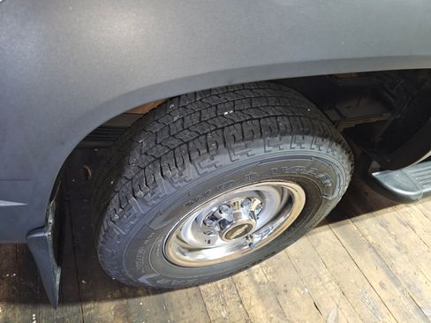 Used 1999 Chevrolet Suburban 2500 w/ Preferred Equipment Group 2 image 12