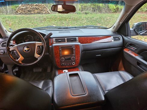 Used 2011 Chevrolet Tahoe LTZ image 2