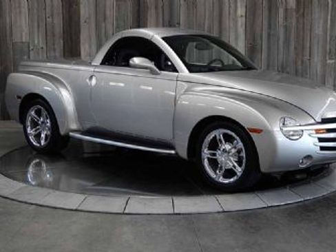 Used 2005 Chevrolet SSR w/ Preferred Equipment Group image 1