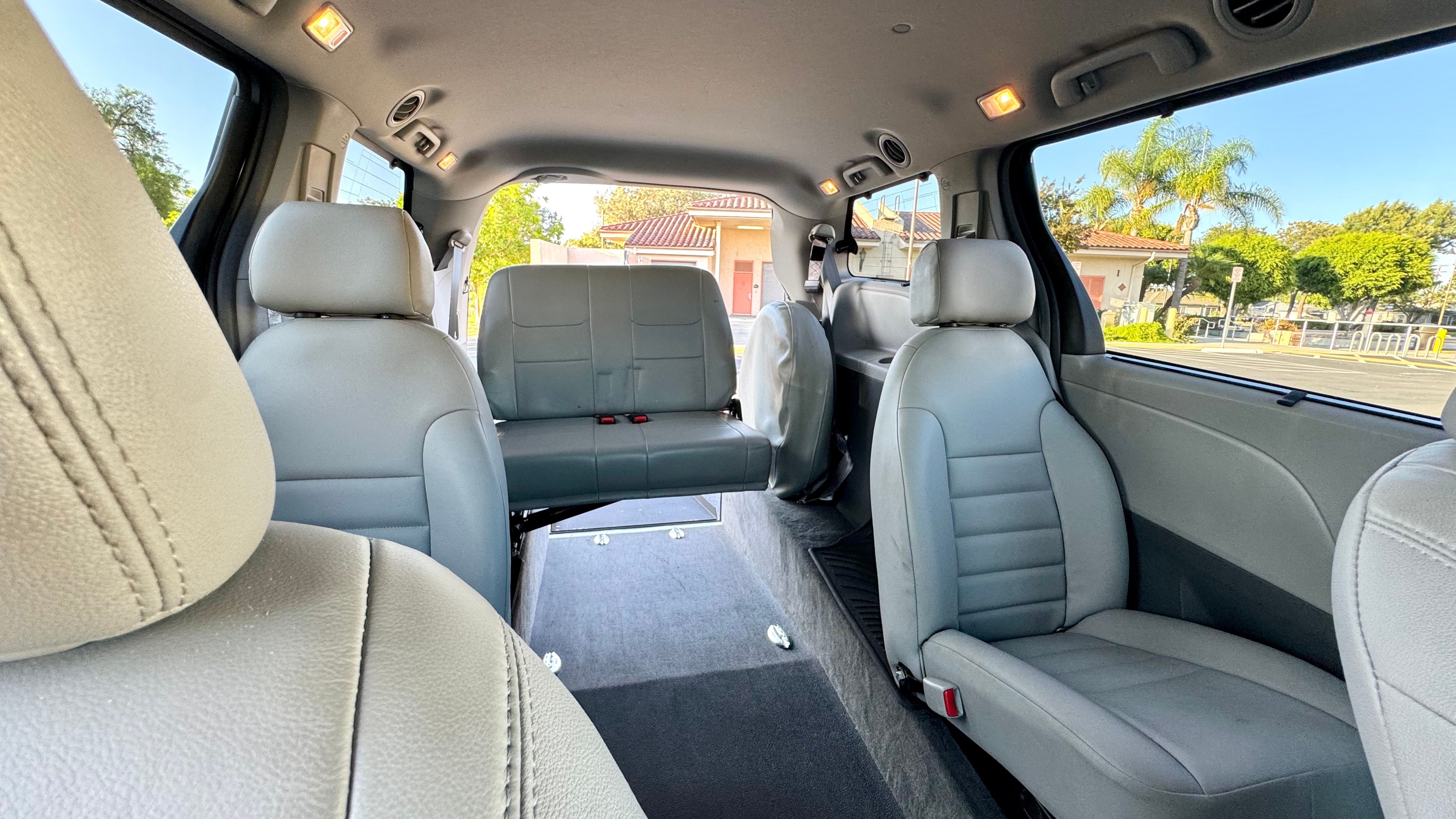 Used 2016 Toyota Sienna XLE w/ XLE Navigation Package FWD image 15