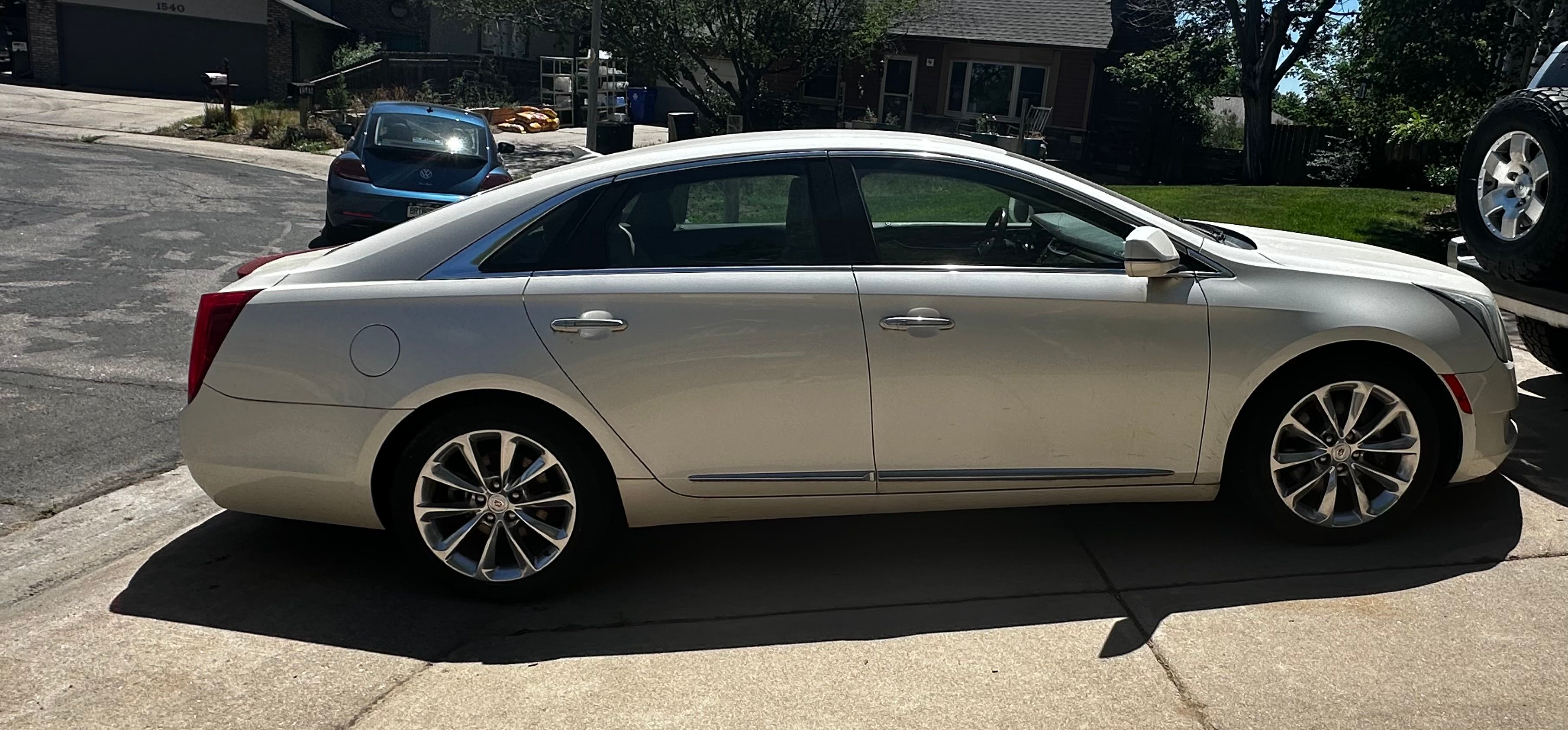 Used 2013 Cadillac XTS Luxury w/ Driver Awareness Package FWD image 4