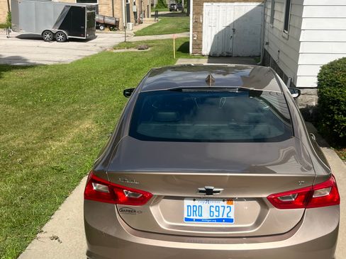 Used 2018 Chevrolet Malibu LT w/ Leather Package FWD image 5